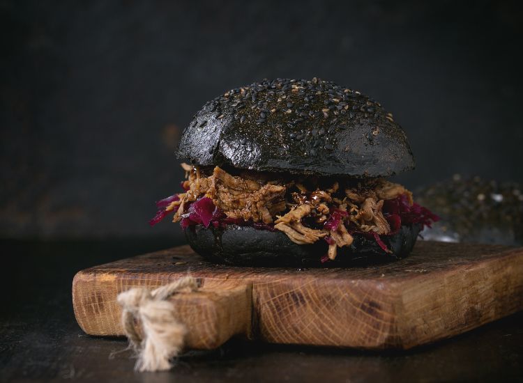 Black Burger au pulled pork et chou rouge